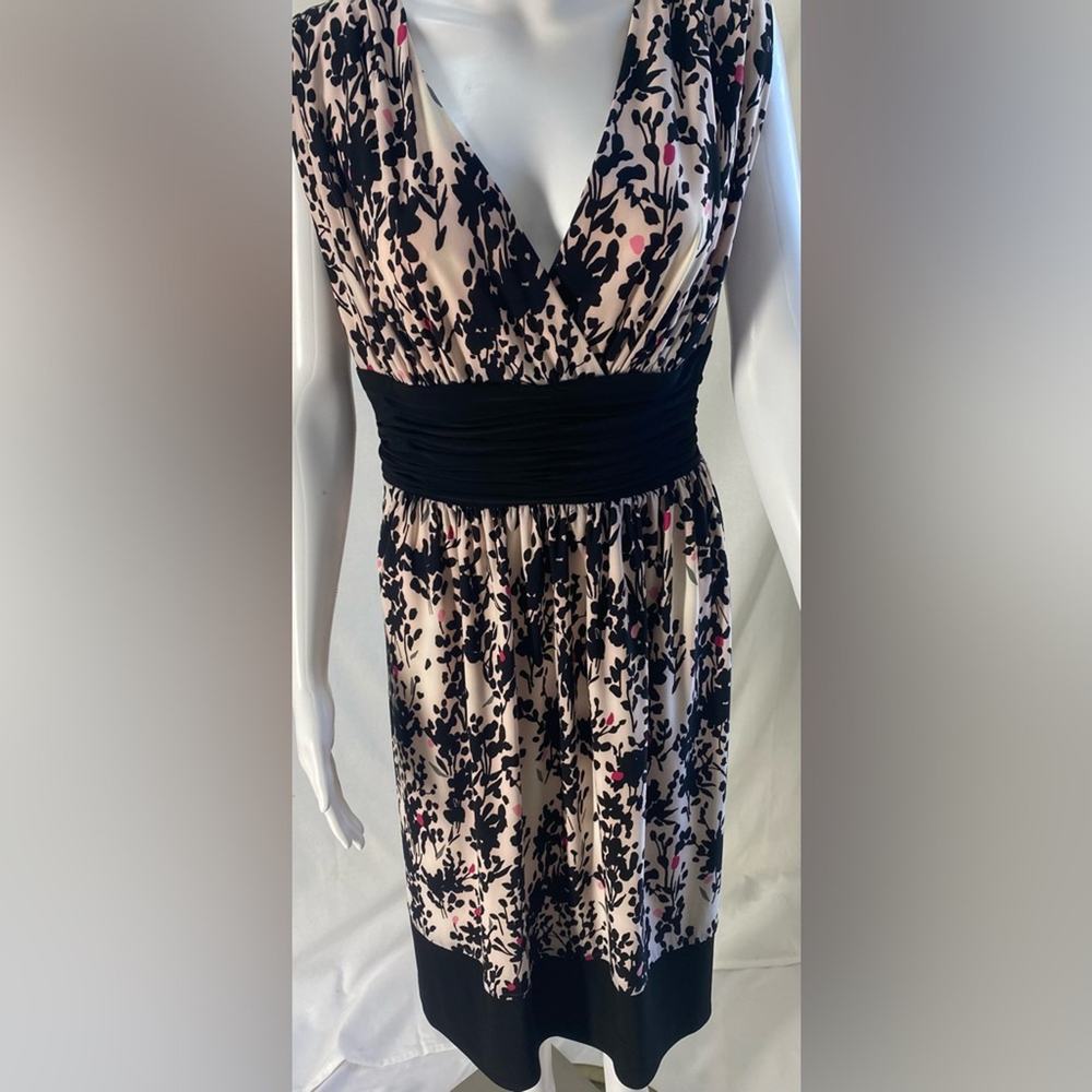 Jones studio size 18 W V-neck, sleeveless, pink and black dress